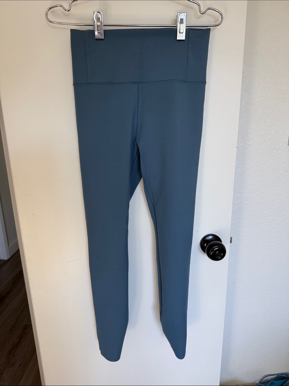 Vuori High-Rise Leggings in Slate Blue-Green